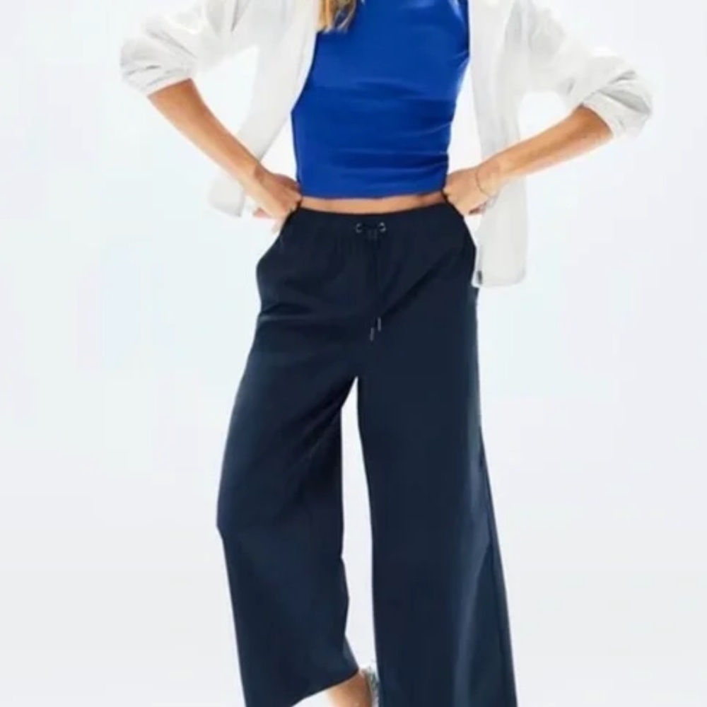 Athleta Midday Mid Rise Crop Poplin Pant in Navy